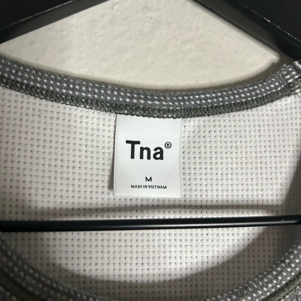 Aritzia TNA Waffle Knit Crop Tee Size M - Picture 5 of 9
